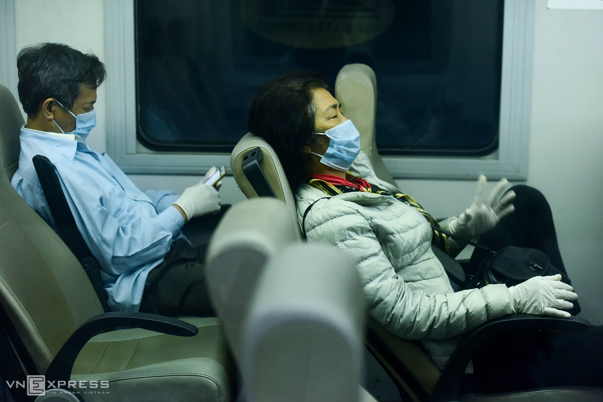 Nhiều hành khách cẩn thận đeo găng tay, tất cả phải tuân thủ quy định khai báo y tế, đảm bảo đứng cách nhau 2 m trong quá trình làm thủ tục.